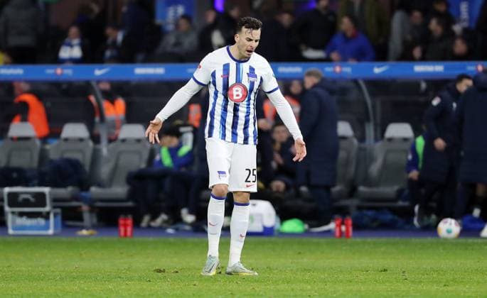 Haris Tabakovic enttäuscht nach Spielende Enttäuschung Fußball Fussball DFL 2.Bundesliga Herren 13.Spieltag Saison 2023 2024 11.11.2023 Hertha BSC Berlin vs. Karlsruher SC KSC DFL regulations prohibit any use of photographs as image sequences and or quasi-video