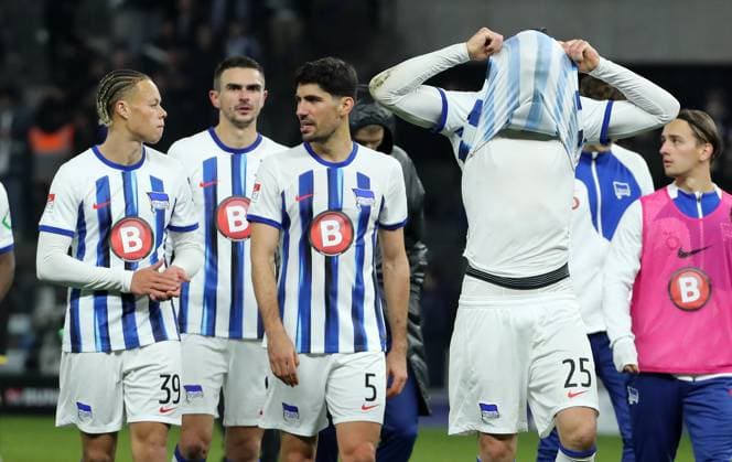 Derry Scherhant, Smail Prevljak, Filip Uremovic, Haris Tabakovic enttäuscht nach Spielende Enttäuschung Fußball Fussball DFL 2.Bundesliga Herren 13.Spieltag Saison 2023 2024 11.11.2023 Hertha BSC Berlin vs. Karlsruher SC KSC DFL regulations prohibit any use of photographs as image sequences and or quasi-video