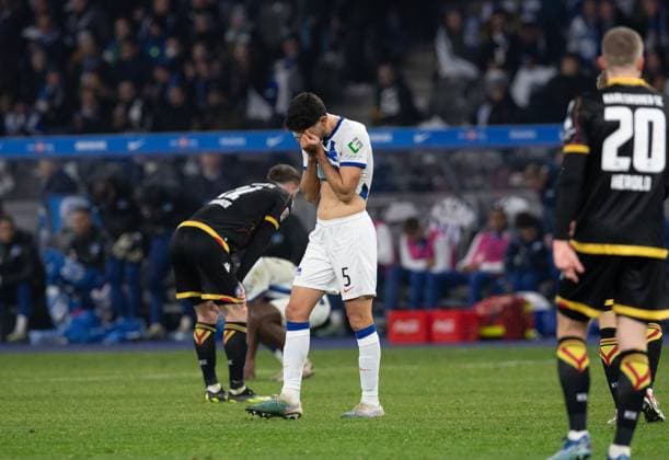 Fussball, Herren, Saison 2023 2024, 2. Bundesliga (13. Spieltag), Hertha BSC - Karlsruher SC, v. l. Andreas Bouchalakis (Hertha BSC), David Herold (Karlsruher SC), Enttäuschung nach Abpfiff, 11.11. 2023,