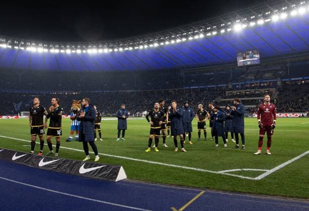 Fussball, Herren, Saison 2023 2024, 2. Bundesliga (13. Spieltag), Hertha BSC - Karlsruher SC, Karlsruher Enttäuschung nach Abpfiff, 11.11. 2023,