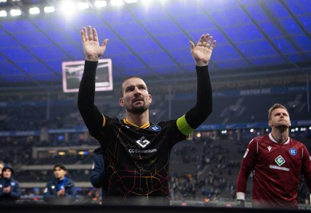 Fussball, Herren, Saison 2023 2024, 2. Bundesliga (13. Spieltag), Hertha BSC - Karlsruher SC, v. l. Jerome Gondorf (Karlsruher SC), Torhüter Patrick Drewes (Karlsruher SC) nach Abpfiff, 11.11. 2023,