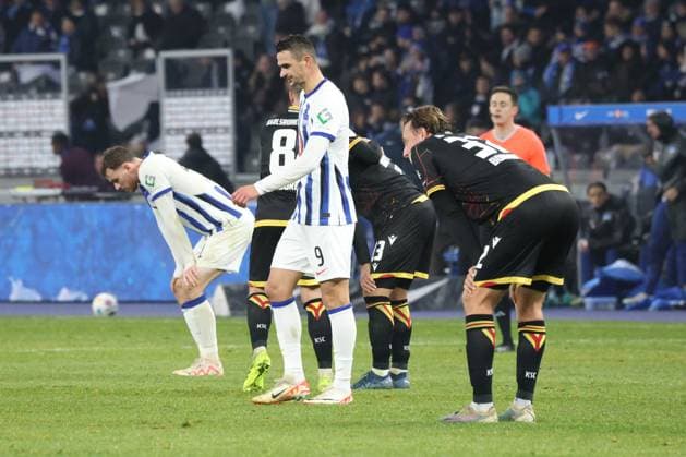 DEU, DFL, 2. FBL, Hertha BSC vs. Karlsruher SC, 11.11.2023, Berliner Olympiastadion, Berlin, DEU, DFL, 2. FBL, Hertha BSC vs. Karlsruher SC, im Bild Pascal Klemens (Hertha BSC Berlin 41), Smail Prevljak (Hertha BSC Berlin 9), Lars Stindel (Karlsruher SC 13), Jerome Gondorf (Karlsruher SC 8), Robin Bormuth (Karlsruher SC 32) DFL - regulations prohibit any use of Photographs as image sequences and or quasi-video Foto: Juergen Engler nordphoto GmbH