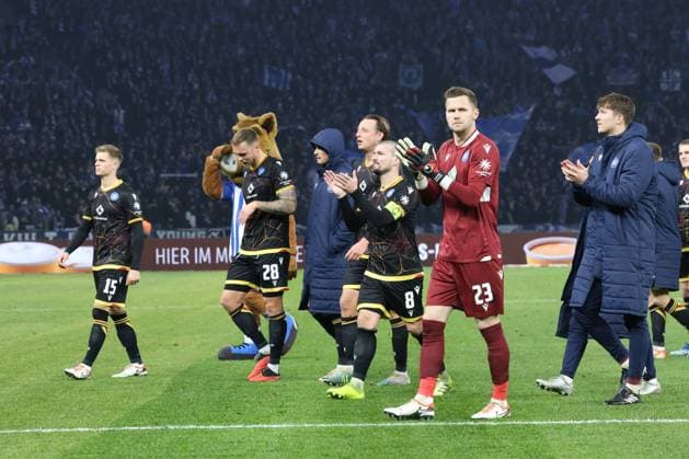 DEU, DFL, 2. FBL, Hertha BSC vs. Karlsruher SC, 11.11.2023, Berliner Olympiastadion, Berlin, DEU, DFL, 2. FBL, Hertha BSC vs. Karlsruher SC, im Bild Karlsruher-Spieler DFL - regulations prohibit any use of Photographs as image sequences and or quasi-video Foto: Juergen Engler nordphoto GmbH