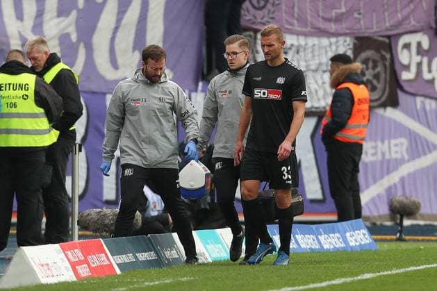 11.11.2023, xtgx, Fussball 2. Bundesliga, Fussball 2. Bundesliga, Eintracht Braunschweig - VfL Osnabrueck emspor, v.l. Timo Beermann (Osnabrueck, 33) verletzt, Verletzung (DFL DFB REGULATIONS PROHIBIT ANY USE OF PHOTOGRAPHS as IMAGE SEQUENCES and or QUASI-VIDEO) Braunschweig