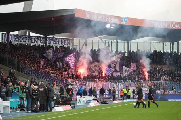 11.11.2023, xtgx, Fussball 2. Bundesliga, Fussball 2. Bundesliga, Eintracht Braunschweig - VfL Osnabrueck emspor, v.l. Osnabrueck Fans zuenden Pyro, Pyrotechnik (DFL DFB REGULATIONS PROHIBIT ANY USE OF PHOTOGRAPHS as IMAGE SEQUENCES and or QUASI-VIDEO) Braunschweig