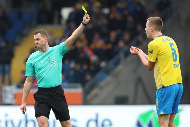 11.11.2023, xtgx, Fussball 2. Bundesliga, Fussball 2. Bundesliga, Eintracht Braunschweig - VfL Osnabrueck emspor, v.l. Florian Lechner, Robert Ivanov (Braunschweig, 5) Gelbe Karte, yellow card (DFL DFB REGULATIONS PROHIBIT ANY USE OF PHOTOGRAPHS as IMAGE SEQUENCES and or QUASI-VIDEO) Braunschweig