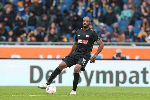 11.11.2023, xtgx, Fussball 2. Bundesliga, Fussball 2. Bundesliga, Eintracht Braunschweig - VfL Osnabrueck emspor, v.l. Oumar Diakhite (Osnabrueck, 14) Freisteller, Einzelbild, Ganzkoerper, single frame (DFL DFB REGULATIONS PROHIBIT ANY USE OF PHOTOGRAPHS as IMAGE SEQUENCES and or QUASI-VIDEO) Braunschweig