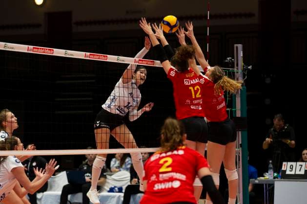 Jovana MIROSAVLJEVIC (STU, li.), am Ball, Netz, in die Abwehr von Laura BERGER (NEU, mi.) und Carla FUCHS (NEU, re.), Aktion. Endstand 0:3, Volleyball 1. Bundesliga Frauen VC Neuwied 77 - Allianz MTV Stuttgart NEU vs STU 5. Spieltag, in der C G M A r e n a, am 11.11.2023 Â