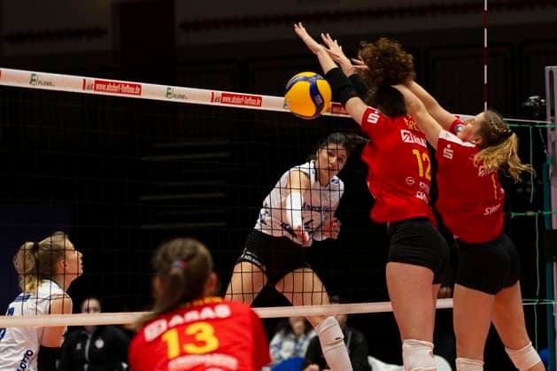Jovana MIROSAVLJEVIC (STU, li.), am Ball, Netz, in die Abwehr von Laura BERGER (NEU, mi.) und Carla FUCHS (NEU, re.), Aktion. Endstand 0:3, Volleyball 1. Bundesliga Frauen VC Neuwied 77 - Allianz MTV Stuttgart NEU vs STU 5. Spieltag, in der C G M A r e n a, am 11.11.2023 Â