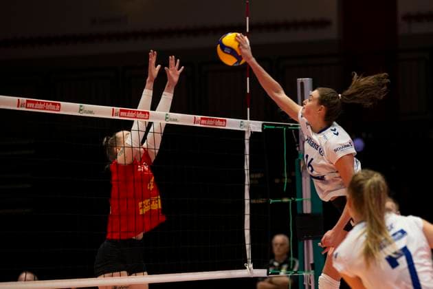 Kayla HANELINE (STU, re.), am Ball, Netz, in die Abwehr von Hilkka HUJANEN (NEU, li.), Aktion. Endstand 0:3, Volleyball 1. Bundesliga Frauen VC Neuwied 77 - Allianz MTV Stuttgart NEU vs STU 5. Spieltag, in der C G M A r e n a, am 11.11.2023 Â