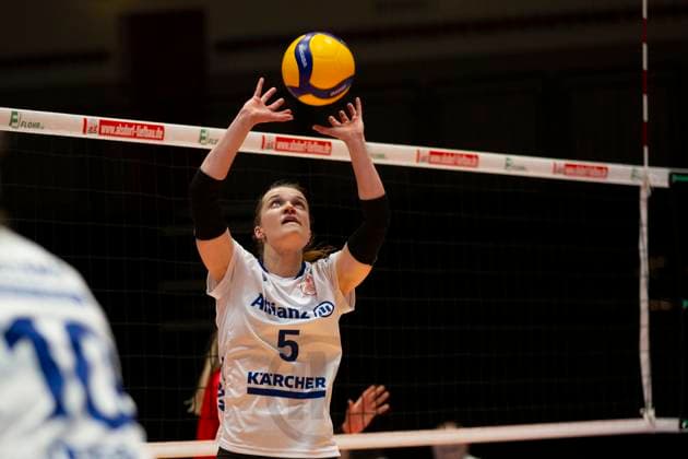 Corina GLAAB (STU, mi., Nationalspielerin), spielt den Ball, Einzelaktion. Endstand 0:3, Volleyball 1. Bundesliga Frauen VC Neuwied 77 - Allianz MTV Stuttgart NEU vs STU 5. Spieltag, in der C G M A r e n a, am 11.11.2023 Â