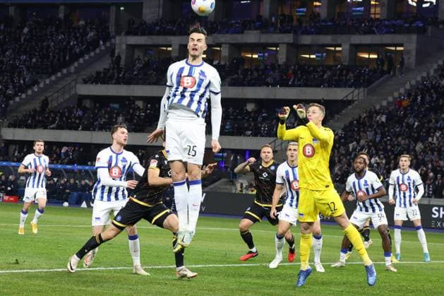 DEU, DFL, 2. FBL, Hertha BSC vs. Karlsruher SC, 11.11.2023, Berliner Olympiastadion, Berlin, DEU, DFL, 2. FBL, Hertha BSC vs. Karlsruher SC, im Bild Haris Tabakovic (Hertha BSC Berlin 25), Tjark Ernst (Hertha BSC Berlin 12), Pascal Klemens (Hertha BSC Berlin 41) DFL - regulations prohibit any use of Photographs as image sequences and or quasi-video Foto: Juergen Engler nordphoto GmbH