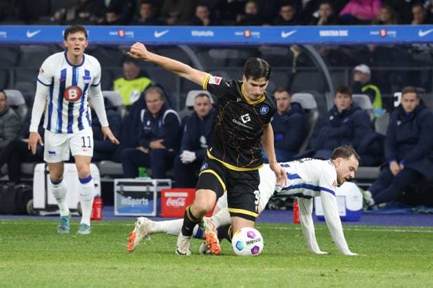 DEU, DFL, 2. FBL, Hertha BSC vs. Karlsruher SC, 11.11.2023, Berliner Olympiastadion, Berlin, DEU, DFL, 2. FBL, Hertha BSC vs. Karlsruher SC, im Bild Pascal Klemens (Hertha BSC Berlin 41), Fabian Reese (Hertha BSC Berlin 11), Igor Matanovic (Karlsruher SC 9) DFL - regulations prohibit any use of Photographs as image sequences and or quasi-video Foto: Juergen Engler nordphoto GmbH