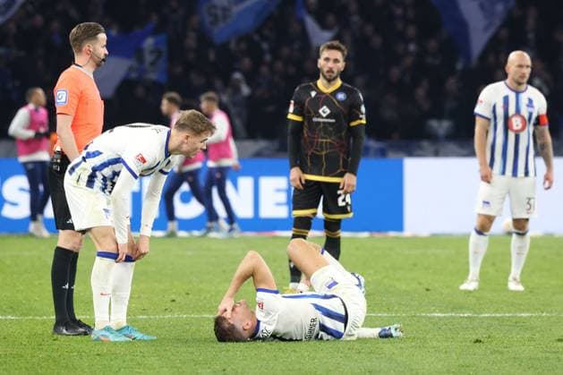 DEU, DFL, 2. FBL, Hertha BSC vs. Karlsruher SC, 11.11.2023, Berliner Olympiastadion, Berlin, DEU, DFL, 2. FBL, Hertha BSC vs. Karlsruher SC, im Bild Florian Niederlechner (Hertha BSC Berlin 7) verletzt, Marten Winkler (Hertha BSC Berlin 22) DFL - regulations prohibit any use of Photographs as image sequences and or quasi-video Foto: Juergen Engler nordphoto GmbH