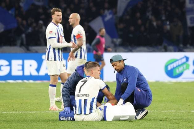 DEU, DFL, 2. FBL, Hertha BSC vs. Karlsruher SC, 11.11.2023, Berliner Olympiastadion, Berlin, DEU, DFL, 2. FBL, Hertha BSC vs. Karlsruher SC, im Bild Florian Niederlechner (Hertha BSC Berlin 7) verletzt, Physiotherapeut Frederick Syna (Hertha BSC) DFL - regulations prohibit any use of Photographs as image sequences and or quasi-video Foto: Juergen Engler nordphoto GmbH