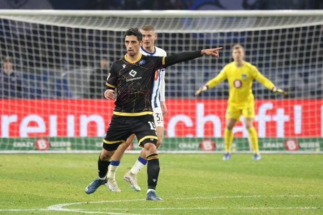 DEU, DFL, 2. FBL, Hertha BSC vs. Karlsruher SC, 11.11.2023, Berliner Olympiastadion, Berlin, DEU, DFL, 2. FBL, Hertha BSC vs. Karlsruher SC, im Bild Marton Dardai (Hertha BSC Berlin 31), Lars Stindel (Karlsruher SC 13) DFL - regulations prohibit any use of Photographs as image sequences and or quasi-video Foto: Juergen Engler nordphoto GmbH
