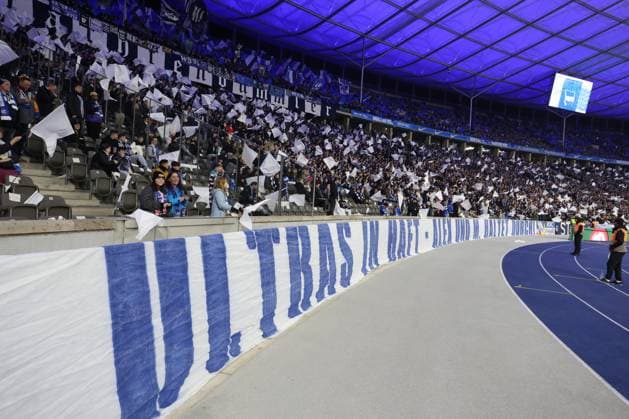 DEU, DFL, 2. FBL, Hertha BSC vs. Karlsruher SC, 11.11.2023, Berliner Olympiastadion, Berlin, DEU, DFL, 2. FBL, Hertha BSC vs. Karlsruher SC, im Bild Ultras im KSC-Fanblock DFL - regulations prohibit any use of Photographs as image sequences and or quasi-video Foto: Juergen Engler nordphoto GmbH