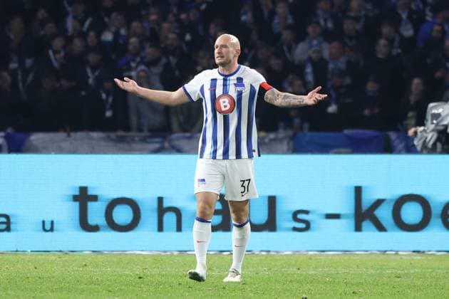 DEU, DFL, 2. FBL, Hertha BSC vs. Karlsruher SC, 11.11.2023, Berliner Olympiastadion, Berlin, DEU, DFL, 2. FBL, Hertha BSC vs. Karlsruher SC, im Bild Toni Leistner (Hertha BSC Berlin 37) fehlt ein Schuh DFL - regulations prohibit any use of Photographs as image sequences and or quasi-video Foto: Juergen Engler nordphoto GmbH