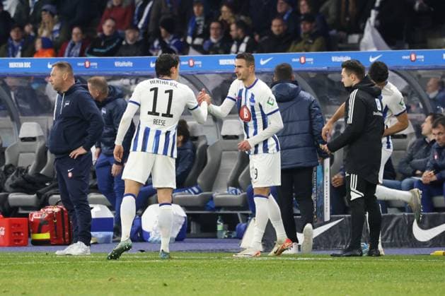 DEU, DFL, 2. FBL, Hertha BSC vs. Karlsruher SC, 11.11.2023, Berliner Olympiastadion, Berlin, DEU, DFL, 2. FBL, Hertha BSC vs. Karlsruher SC, im Bild Einwechslung von , Smail Prevljak (Hertha BSC Berlin 9), Cheftrainer Pal Dardai (Hertha BSC Berlin), Fabian Reese (Hertha BSC Berlin 11) DFL - regulations prohibit any use of Photographs as image sequences and or quasi-video Foto: Juergen Engler nordphoto GmbH