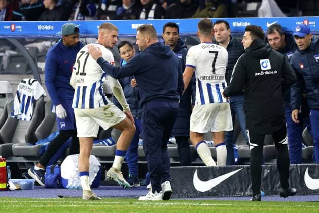 DEU, DFL, 2. FBL, Hertha BSC vs. Karlsruher SC, 11.11.2023, Berliner Olympiastadion, Berlin, DEU, DFL, 2. FBL, Hertha BSC vs. Karlsruher SC, im Bild Auswechslung von Marton Dardai (Hertha BSC Berlin 31), Florian Niederlechner (Hertha BSC Berlin 7), Cheftrainer Pal Dardai (Hertha BSC Berlin), Benjamin Weber (Sportdirektor, Hertha BSC Berlin) DFL - regulations prohibit any use of Photographs as image sequences and or quasi-video Foto: Juergen Engler nordphoto GmbH