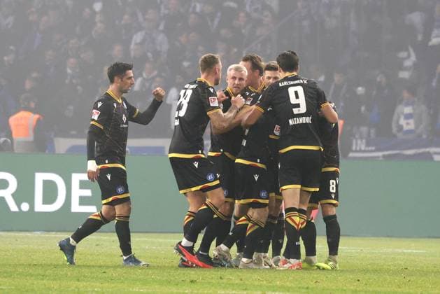 DEU, DFL, 2. FBL, Hertha BSC vs. Karlsruher SC, 11.11.2023, Berliner Olympiastadion, Berlin, DEU, DFL, 2. FBL, Hertha BSC vs. Karlsruher SC, im Bild nach dem 2:2 durch Leon Jensen (Karlsruher SC 6), Karlsruher-Spieler, Lars Stindel (Karlsruher SC 13) DFL - regulations prohibit any use of Photographs as image sequences and or quasi-video Foto: Juergen Engler nordphoto GmbH