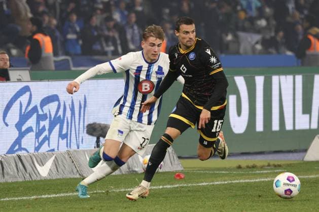 DEU, DFL, 2. FBL, Hertha BSC vs. Karlsruher SC, 11.11.2023, Berliner Olympiastadion, Berlin, DEU, DFL, 2. FBL, Hertha BSC vs. Karlsruher SC, im Bild Marten Winkler (Hertha BSC Berlin 22), Philip Heise (Karlsruher SC 16) DFL - regulations prohibit any use of Photographs as image sequences and or quasi-video Foto: Juergen Engler nordphoto GmbH