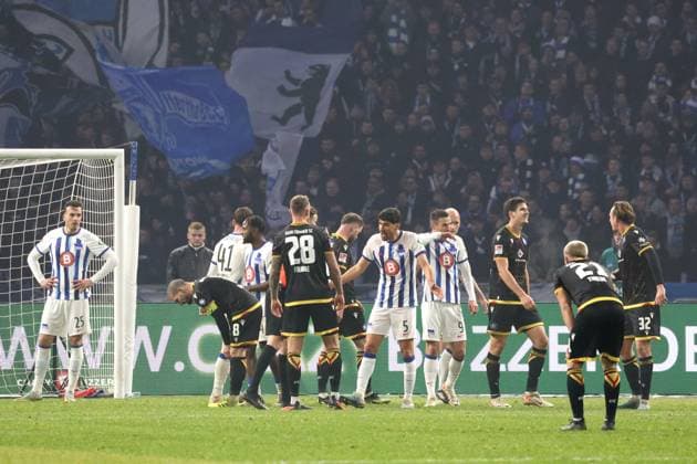 DEU, DFL, 2. FBL, Hertha BSC vs. Karlsruher SC, 11.11.2023, Berliner Olympiastadion, Berlin, DEU, DFL, 2. FBL, Hertha BSC vs. Karlsruher SC, im Bild Hertha-Spielerkreis, Andreas Bouchalakis (Hertha BSC Berlin 5), Smail Prevljak (Hertha BSC Berlin 9), Haris Tabakovic (Hertha BSC Berlin 25) Karlsruher-Spieler DFL - regulations prohibit any use of Photographs as image sequences and or quasi-video Foto: Juergen Engler nordphoto GmbH