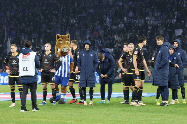 DEU, DFL, 2. FBL, Hertha BSC vs. Karlsruher SC, 11.11.2023, Berliner Olympiastadion, Berlin, DEU, DFL, 2. FBL, Hertha BSC vs. Karlsruher SC, im Bild Karlsruher-Spieler DFL - regulations prohibit any use of Photographs as image sequences and or quasi-video Foto: Juergen Engler nordphoto GmbH