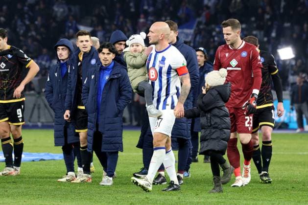 DEU, DFL, 2. FBL, Hertha BSC vs. Karlsruher SC, 11.11.2023, Berliner Olympiastadion, Berlin, DEU, DFL, 2. FBL, Hertha BSC vs. Karlsruher SC, im Bild Toni Leistner (Hertha BSC Berlin 37) mit seinen Kindern, Patrick Drewes (Karlsruher SC 23) DFL - regulations prohibit any use of Photographs as image sequences and or quasi-video Foto: Juergen Engler nordphoto GmbH