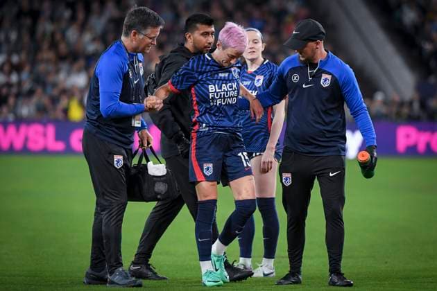 Sport Themen der Woche KW45 San Diego, United States, November 11th, 2023: Megan Rapinoe (15 OL Reign) is assisted off the field during the National Women™s Soccer League Championship between OL Reign and Gotham FC at Snapdragon Stadium in San Diego, CA United States (EDITORIAL USAGE ONLY). (Rebekah Wynkoop SPP)  Copyright: xRebekahxWynkoopx xSPPx spp-en-ReWySp-D52_2535A_1