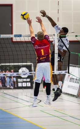 Volleyball, Saison 2023 2024, 2.Bundesliga Nord, 11.11.2023, 7. Spieltag, Herren, TuB Bocholt (weiss) vs. Kieler TV (rot) v.l.: Mattis Lehmann (Kieler TV), Rudy Schneider (TuB Bocholt), Bocholt Euregiohalle Nordrhein-Westfalen Deutschland