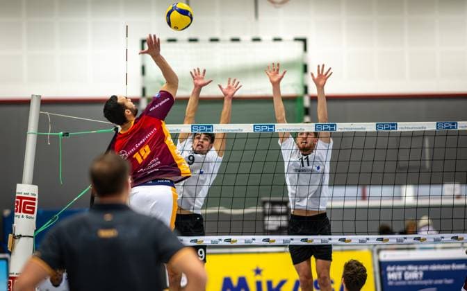 Volleyball, Saison 2023 2024, 2.Bundesliga Nord, 11.11.2023, 7. Spieltag, Herren, TuB Bocholt (weiss) vs. Kieler TV (rot) v.l.: Junio Cesar Tavares Maciel (Kieler TV), Lukas Salimi (TuB Bocholt), Tom Doerpinghaus (TuB Bocholt), Bocholt Euregiohalle Nordrhein-Westfalen Deutschland