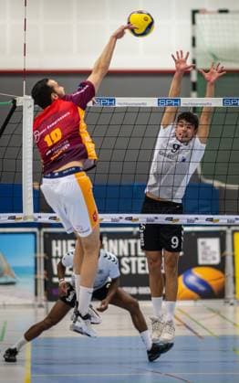 Volleyball, Saison 2023 2024, 2.Bundesliga Nord, 11.11.2023, 7. Spieltag, Herren, TuB Bocholt (weiss) vs. Kieler TV (rot) v.l.: Junio Cesar Tavares Maciel (Kieler TV), Lukas Salimi (TuB Bocholt), Bocholt Euregiohalle Nordrhein-Westfalen Deutschland