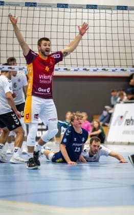 Volleyball, Saison 2023 2024, 2.Bundesliga Nord, 11.11.2023, 7. Spieltag, Herren, TuB Bocholt (weiss) vs. Kieler TV (rot) v.l.: Freddy Kaehler (Kieler TV), Tom-Luca Schluse (Libero TuB Bocholt), Florian Wissing (TuB Bocholt), Bocholt Euregiohalle Nordrhein-Westfalen Deutschland