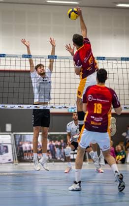 Volleyball, Saison 2023 2024, 2.Bundesliga Nord, 11.11.2023, 7. Spieltag, Herren, TuB Bocholt (weiss) vs. Kieler TV (rot) v.l.: Tom Doerpinghaus (TuB Bocholt), Joao Vitor Meirelles Thomaz (Kieler TV), Junio Cesar Tavares Maciel (Kieler TV), Bocholt Euregiohalle Nordrhein-Westfalen Deutschland