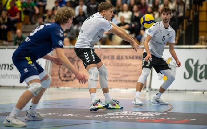 Volleyball, Saison 2023 2024, 2.Bundesliga Nord, 11.11.2023, 7. Spieltag, Herren, TuB Bocholt (weiss) vs. Kieler TV (rot) v.l.: Tom-Luca Schluse (Libero TuB Bocholt), Luis Kubo (TuB Bocholt), Ben Stoverink (TuB Bocholt), Bocholt Euregiohalle Nordrhein-Westfalen Deutschland
