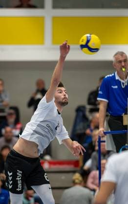 Volleyball, Saison 2023 2024, 2.Bundesliga Nord, 11.11.2023, 7. Spieltag, Herren, TuB Bocholt (weiss) vs. Kieler TV (rot) Ben Stoverink (TuB Bocholt), Bocholt Euregiohalle Nordrhein-Westfalen Deutschland