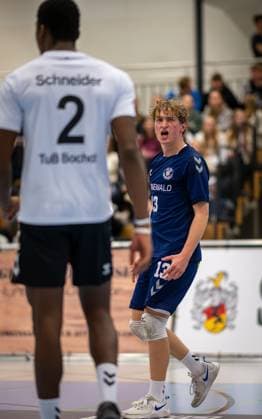 Volleyball, Saison 2023 2024, 2.Bundesliga Nord, 11.11.2023, 7. Spieltag, Herren, TuB Bocholt (weiss) vs. Kieler TV (rot) v.l.: Rudy Schneider (TuB Bocholt), Tom-Luca Schluse (Libero TuB Bocholt), Bocholt Euregiohalle Nordrhein-Westfalen Deutschland