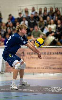 Volleyball, Saison 2023 2024, 2.Bundesliga Nord, 11.11.2023, 7. Spieltag, Herren, TuB Bocholt (weiss) vs. Kieler TV (rot) Tom-Luca Schluse (Libero TuB Bocholt), Bocholt Euregiohalle Nordrhein-Westfalen Deutschland