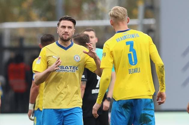 11.11.2023, xtgx, Fussball 2. Bundesliga, Fussball 2. Bundesliga, Eintracht Braunschweig - VfL Osnabrueck emspor, v.l. Ermin Bicakcic (Braunschweig), Saulo Decarli (Braunschweig, 3) gibt Anweisungen, gestikuliert mit den Armen, gesticulate, gives instructions (DFL DFB REGULATIONS PROHIBIT ANY USE OF PHOTOGRAPHS as IMAGE SEQUENCES and or QUASI-VIDEO) Braunschweig