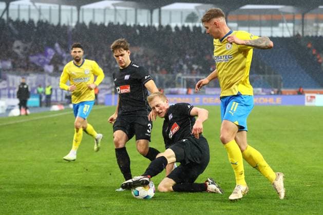 11.11.2023, xtgx, Fussball 2. Bundesliga, Fussball 2. Bundesliga, Eintracht Braunschweig - VfL Osnabrueck emspor, v.l. Niklas Wiemann (Osnabrueck, 25), Luc Ihorst (Braunschweig, 11) Zweikampf, Duell, Kampf, tackle (DFL DFB REGULATIONS PROHIBIT ANY USE OF PHOTOGRAPHS as IMAGE SEQUENCES and or QUASI-VIDEO) Braunschweig