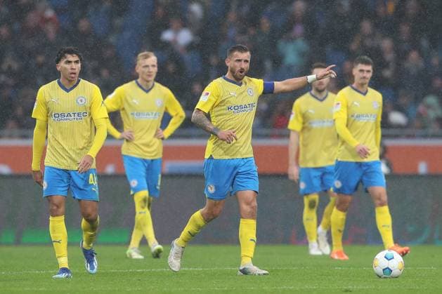 11.11.2023, xtgx, Fussball 2. Bundesliga, Fussball 2. Bundesliga, Eintracht Braunschweig - VfL Osnabrueck emspor, v.l. Robin Krausse (Braunschweig, 39) nach Gegentor gibt Anweisungen, gestikuliert mit den Armen, gesticulate, gives instructions (DFL DFB REGULATIONS PROHIBIT ANY USE OF PHOTOGRAPHS as IMAGE SEQUENCES and or QUASI-VIDEO) Braunschweig