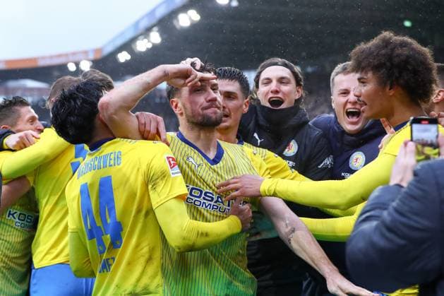 11.11.2023, xtgx, Fussball 2. Bundesliga, Fussball 2. Bundesliga, Eintracht Braunschweig - VfL Osnabrueck emspor, v.l. Ermin Bicakcic (Braunschweig) Jubel, Torjubel, jubelt ueber das Tor, celebrate the goal, celebration (DFL DFB REGULATIONS PROHIBIT ANY USE OF PHOTOGRAPHS as IMAGE SEQUENCES and or QUASI-VIDEO) Braunschweig