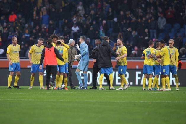 11.11.2023, xtgx, Fussball 2. Bundesliga, Fussball 2. Bundesliga, Eintracht Braunschweig - VfL Osnabrueck emspor, v.l. Braunschweig Jubel ueber den Sieg, Jubel nach Spielende (DFL DFB REGULATIONS PROHIBIT ANY USE OF PHOTOGRAPHS as IMAGE SEQUENCES and or QUASI-VIDEO) Braunschweig