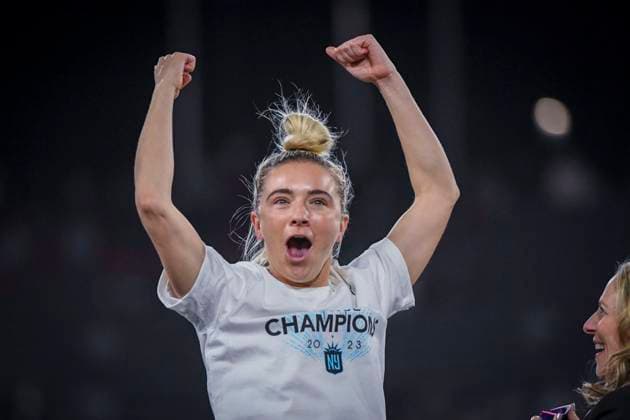 San Diego, United States, November 11th, 2023: Kristie Mewis (19 Gotham FC) during the awards ceremony after the National Women™s Soccer League Championship between OL Reign and Gotham FC at Snapdragon Stadium in San Diego, CA United States (EDITORIAL USAGE ONLY). (Rebekah Wynkoop SPP)  Copyright: xRebekahxWynkoopx xSPPx spp-en-ReWySp-D52_4496_1A
