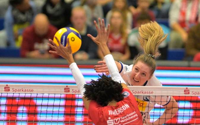 11.11.2023, Marie Hänle und Dresdens Tia Jimerson, Volleyball, Bundesliga, Dresdner SC - VfB Lotto Suhl, (c) Dresden Deutschland