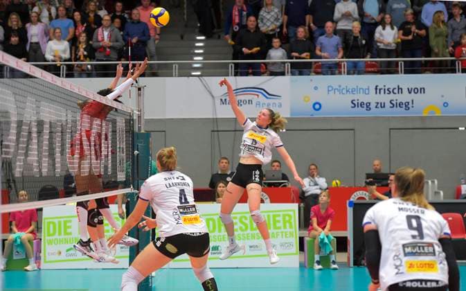 11.11.2023, Suhls Marie Hänle spielt den Ball, Volleyball, Bundesliga, Dresdner SC - VfB Lotto Suhl, (c) Dresden Deutschland