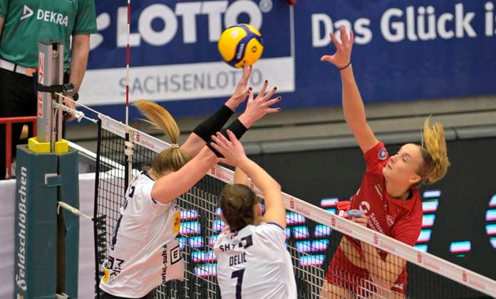 11.11.2023, Dresdens Grace Frohling schmettert, Volleyball, Bundesliga, Dresdner SC - VfB Lotto Suhl, (c) Dresden Deutschland