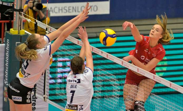 11.11.2023, Dresdens Grace Frohling, links Suhls Jelena Delic und Marie Hänle, Volleyball, Bundesliga, Dresdner SC - VfB Lotto Suhl, (c) Dresden Deutschland