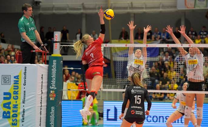 11.11.2023, Dresdens Hester Jasper schmettert, Volleyball, Bundesliga, Dresdner SC - VfB Lotto Suhl, (c) Dresden Deutschland